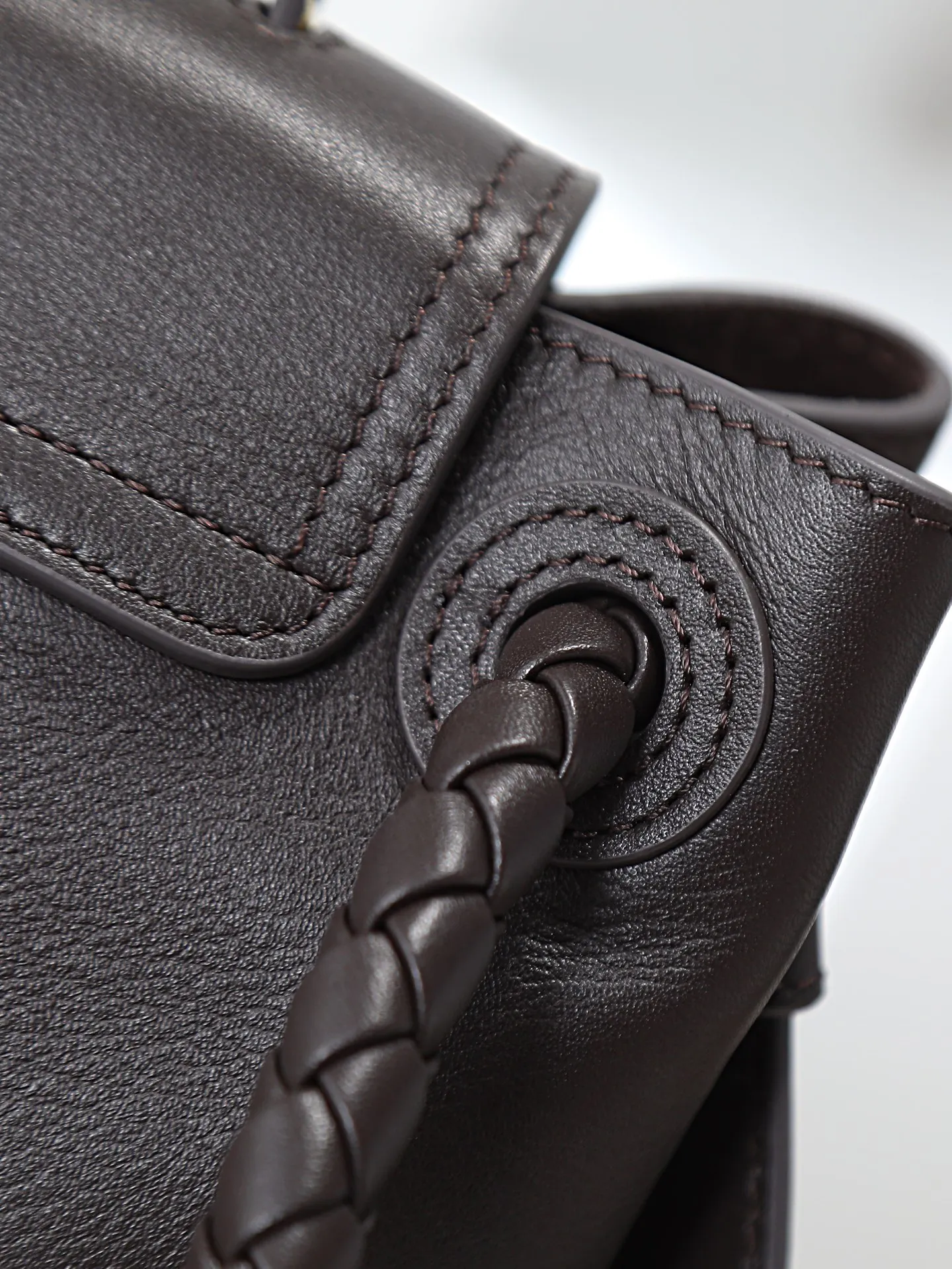 1150. Bottega Veneta's latest Ciao Ciao bag is a two-way flap handbag in silky cowhide, decorated with signature twist details, hidden hook closure, the flap can be fastened to the front, or connected to the INTRECCIATO woven internal pocket, with an adjustable and removable crossbody strap, an internal compartment, and a zippered pocket. The surprise flap has various shapes. Style 1 - Cover the bag surface, exposing the knot and knot decoration. Style 2 - Place the flap inside the bag. A buckle is also designed. Style 3 - The U-shaped position of the top handle in the hand bag. Style No.: 835835 Size: 26*19*10.5cm